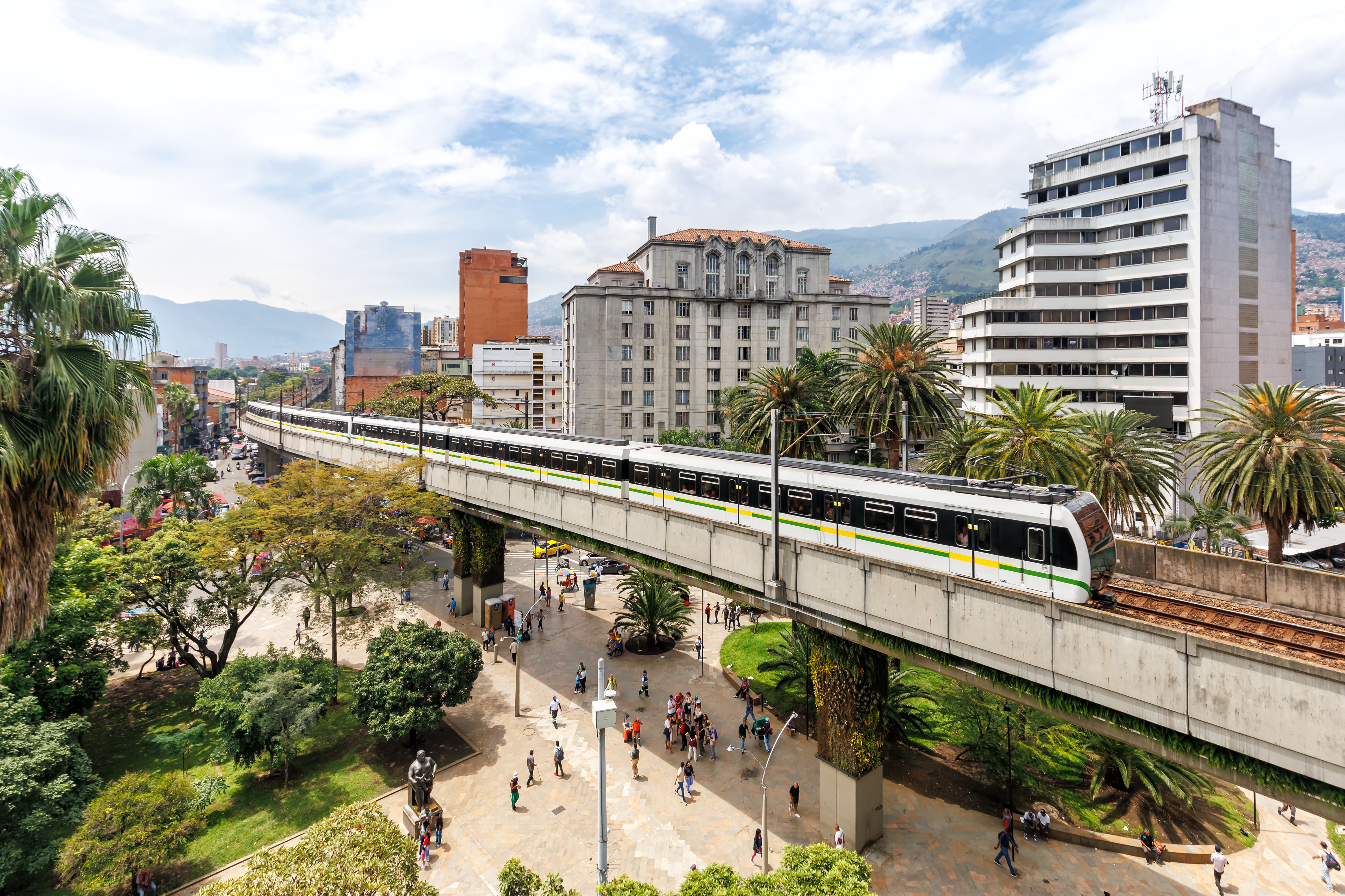 el-horizonte-de-medellin-con-el-tren-del-metro-de-medellin-en-la-plaza-botero-en-medellin-colombia.jpg