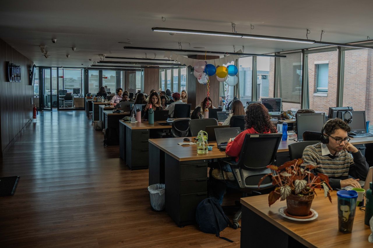 Periodistas de CAMBIO trabajando en la sala de redacción