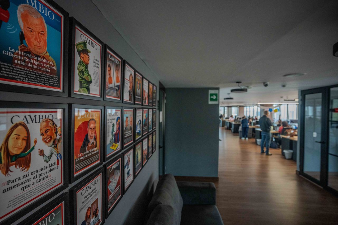Pasillo de la redacción de CAMBIO con sus portadas históricas enmarcadas en la pared