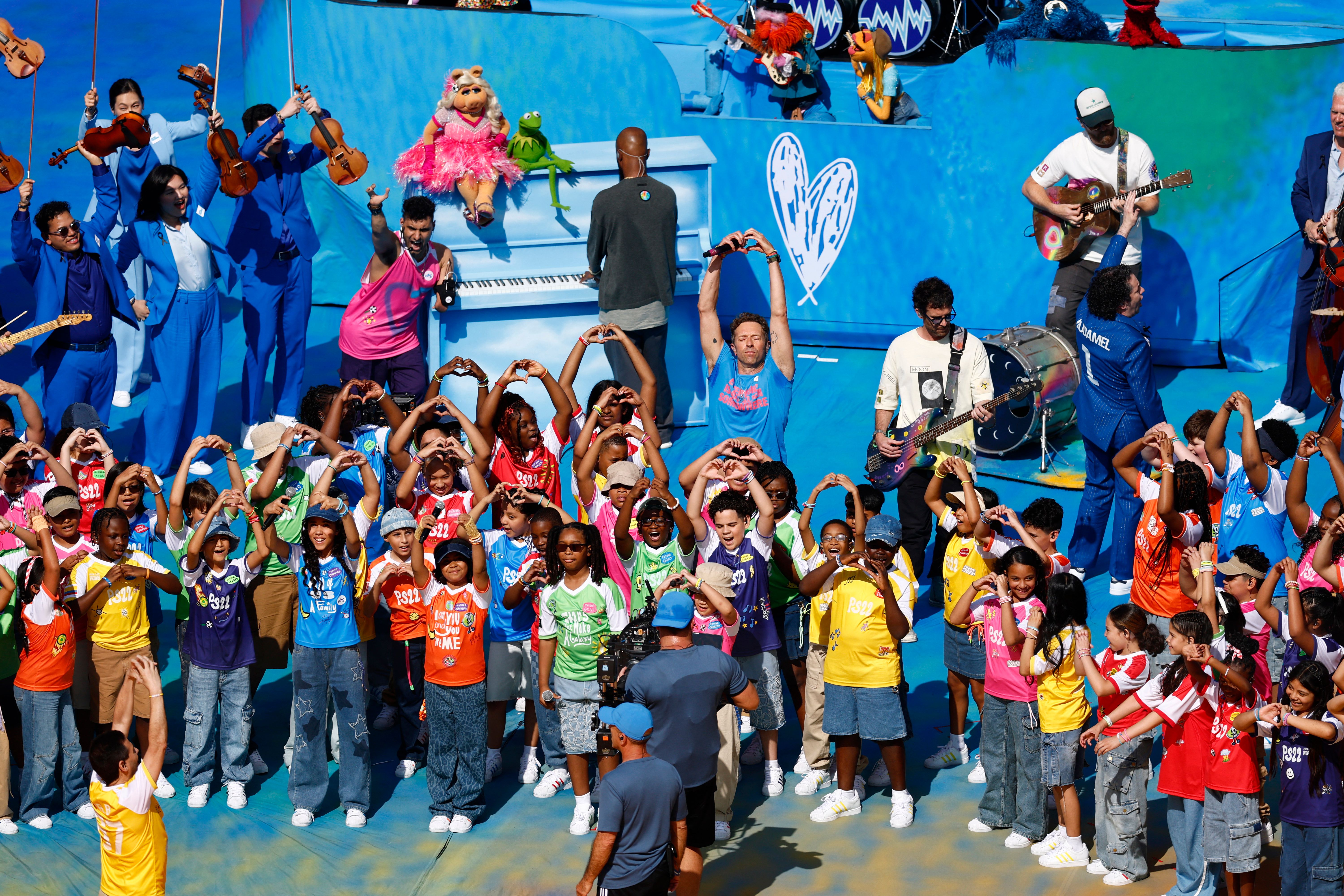 mupes y coro cold play show de medio tiempo.JPG